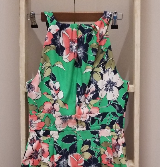 Dress. Emerald Green Floral print. - Picture 2 of 3